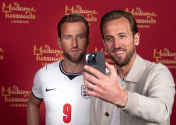 Harry Kane nderohet me statujë dylli: Po, jam mes favoritëve për “Topin e Artë”