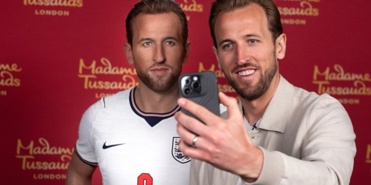 Harry Kane nderohet me statujë dylli: Po, jam mes favoritëve për “Topin e Artë”