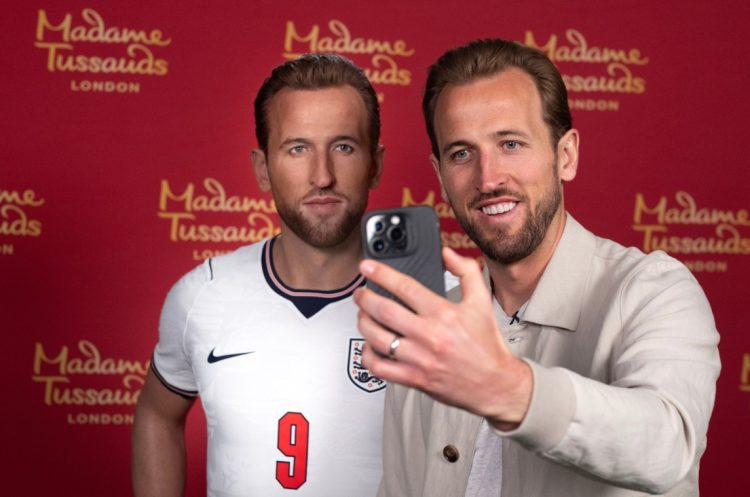 Harry Kane nderohet me statujë dylli: Po, jam mes favoritëve për “Topin e Artë”