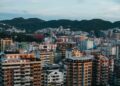 18.1 vite punë për të blerë një shtëpi/ Tirana ia kalon edhe Parisit, Vjenës e Londrës