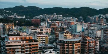 18.1 vite punë për të blerë një shtëpi/ Tirana ia kalon edhe Parisit, Vjenës e Londrës