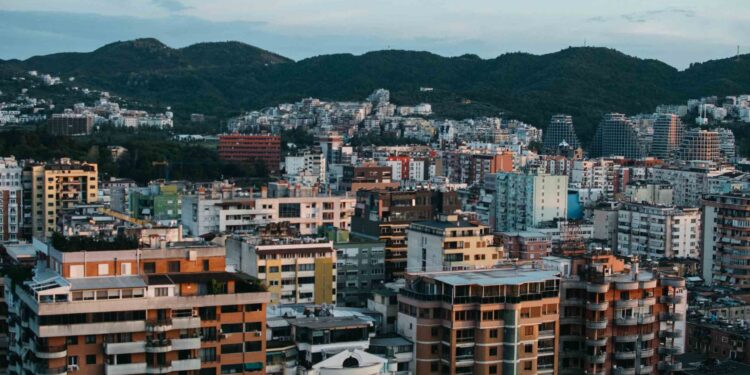 18.1 vite punë për të blerë një shtëpi/ Tirana ia kalon edhe Parisit, Vjenës e Londrës