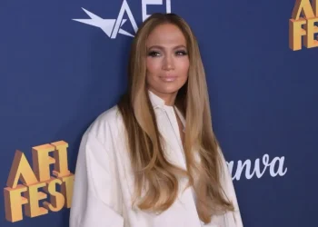 Jennifer Lopez pranon: Duhej ta përqafoja beqarinë shumë më herët