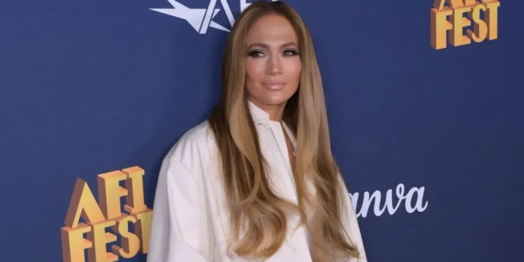 Jennifer Lopez pranon: Duhej ta përqafoja beqarinë shumë më herët