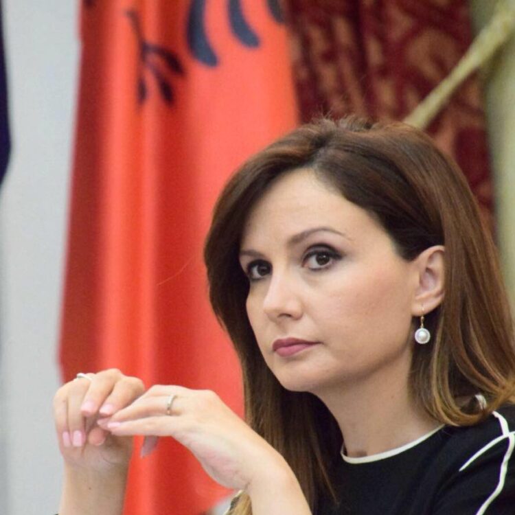 Tabaku: Shqipëria e harruar në shesh kundër pakicës në qeveri