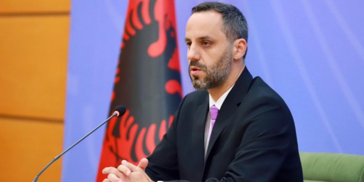 Protestat, Ministri i Brendshëm për shqiptarët nga Kosova e Maqedonia: Jeni të mirëpritur, por kursejini vetes refrenin e dobët të emigrantit me biletë vetëm vajtje