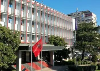 Ministrja e Jashtme dënon përdhosjen e flamurit të Izraelit në Tiranë: Akt i turpshëm urrejtjeje!