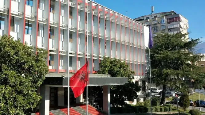 Ministrja e Jashtme dënon përdhosjen e flamurit të Izraelit në Tiranë: Akt i turpshëm urrejtjeje!