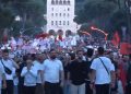 Mijëra qytetarë kërkojnë dorëheqjen e Ramës/ Eva Buzo i bashkohet protestës: Shqiptarë mos u dorëzoni! Bota po dëgjon zërin tuaj