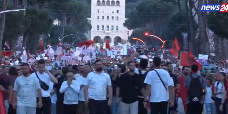 Mijëra qytetarë kërkojnë dorëheqjen e Ramës/ Eva Buzo i bashkohet protestës: Shqiptarë mos u dorëzoni! Bota po dëgjon zërin tuaj