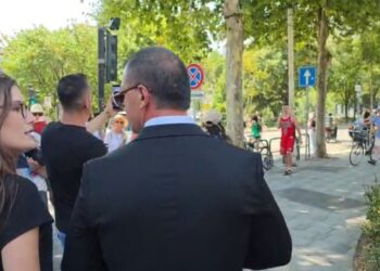 Protestuesit sulmojnë deputetin e Gjirokastrës (VIDEO)