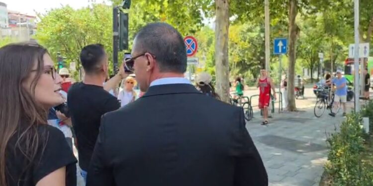 Protestuesit sulmojnë deputetin e Gjirokastrës (VIDEO)