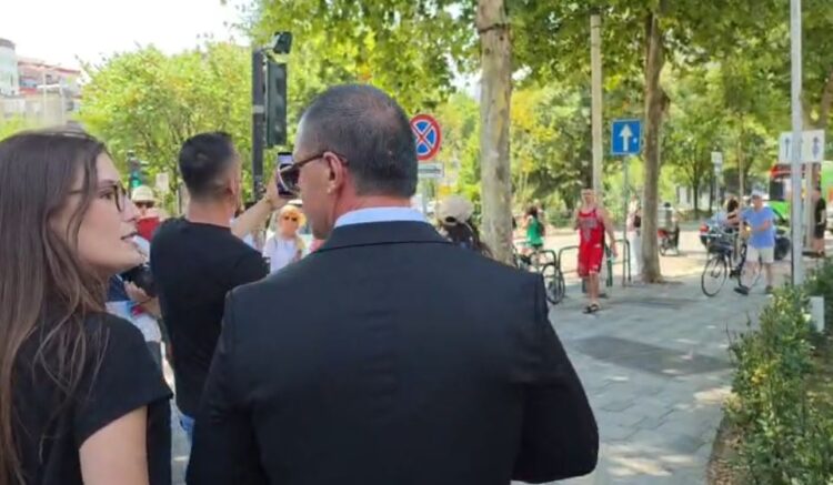 Protestuesit sulmojnë deputetin e Gjirokastrës (VIDEO)