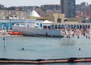 Plazhi i vetëm në Evropë që ndan burrat nga gratë me mur
