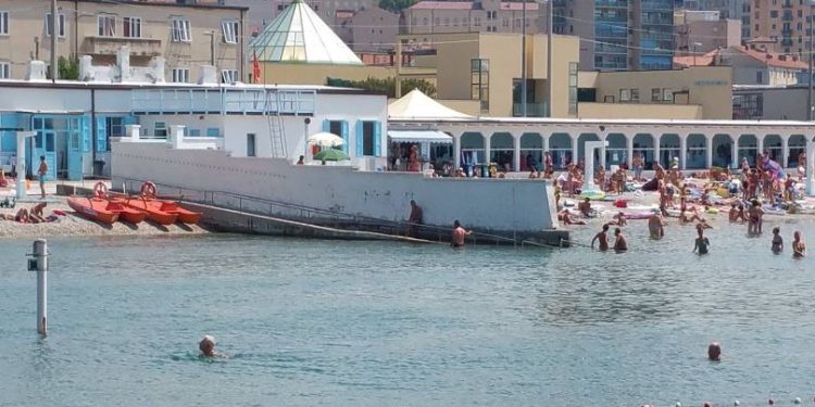 Plazhi i vetëm në Evropë që ndan burrat nga gratë me mur
