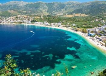 Kush fiton nga sulmi agresiv ndaj turizmit në Shqipëri