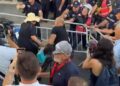 Tensione në protestë/ Hiqet gardhi metalik, hidhen vezë dhe domate drejt policisë