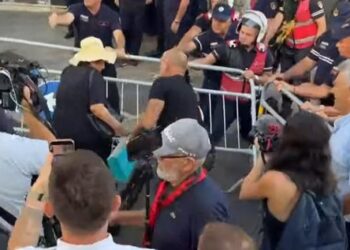 Tensione në protestë/ Hiqet gardhi metalik, hidhen vezë dhe domate drejt policisë