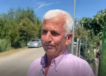 U vranë me armë gjahu nga ish-dhëndri/ Përcillen në banesën e fundit bashkëshortët në Roskovec! Banorët e fshatit: Është tragjedi e rëndë, u shua një shtëpi