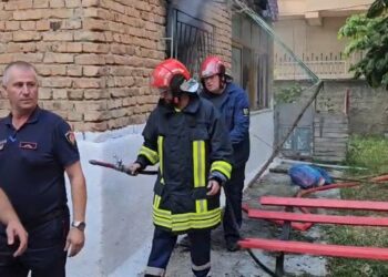 Humbi jetën nga zjarri që përfshiu banesën, 72-vjeçari ia vuri vetë flakën shtëpisë