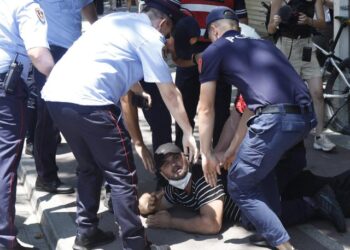Përplasjet te Parlamenti, 20 qytetarë të shoqëruar në polici dhe 9 efektivë me lëndime dërgohen në spital