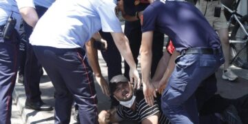 Përplasjet te Parlamenti, 20 qytetarë të shoqëruar në polici dhe 9 efektivë me lëndime dërgohen në spital