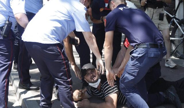 Përplasjet te Parlamenti, 20 qytetarë të shoqëruar në polici dhe 9 efektivë me lëndime dërgohen në spital