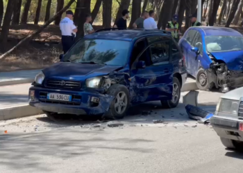 Kamioni përplaset me veturën, plagosen dy vajza