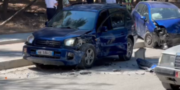 Kamioni përplaset me veturën, plagosen dy vajza