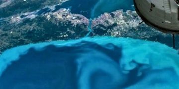 Deti i Zi “vishet” me ngjyrë bruz nga hapësira, shkencëtarët zbulojnë arsyen e fenomenit të pazakontë