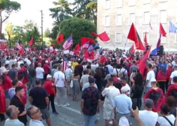 Qytetarët sërish në protestë, thirrje para Kryeministrisë për lirimin e të arrestuarve