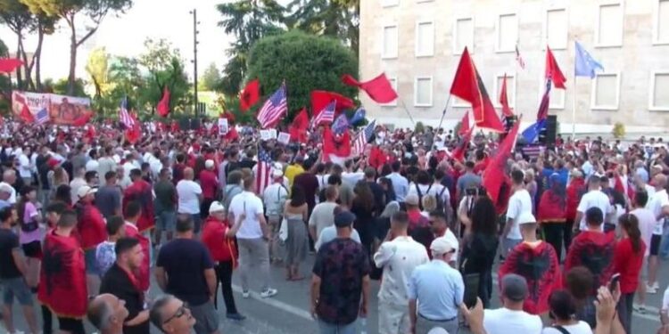 Qytetarët sërish në protestë, thirrje para Kryeministrisë për lirimin e të arrestuarve