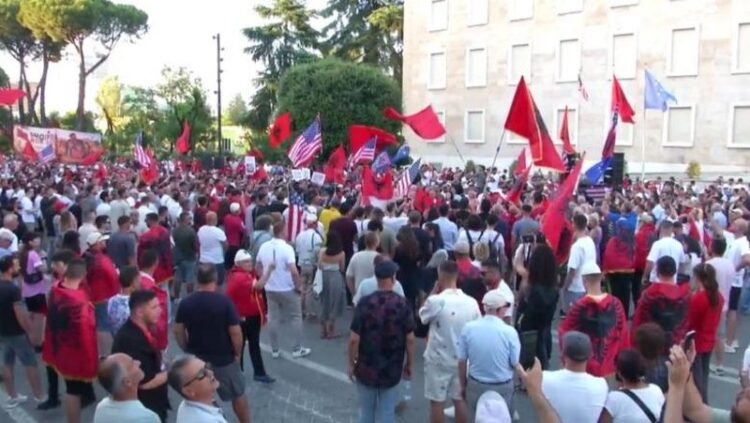 Qytetarët sërish në protestë, thirrje para Kryeministrisë për lirimin e të arrestuarve