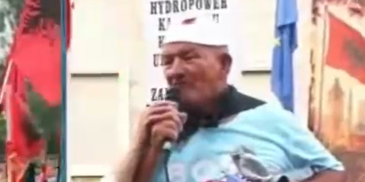 “Hiq dorë nga Vlora se do të q**më robt!”,vlonjati degradon në ofendime para protestuesve (VIDEO)