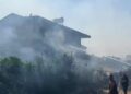 Orë të vështira në Fier, flakët rrezikojnë banesat; ndërhyn helikopteri nga ajri