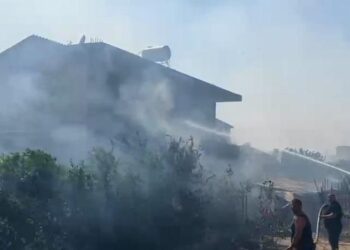 Orë të vështira në Fier, flakët rrezikojnë banesat; ndërhyn helikopteri nga ajri