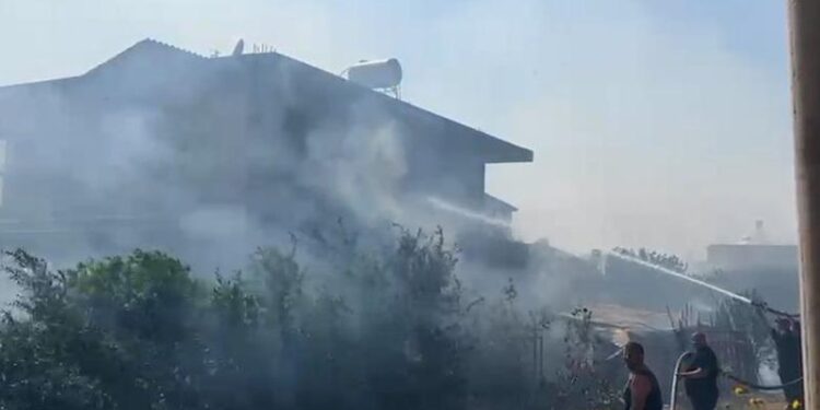 Orë të vështira në Fier, flakët rrezikojnë banesat; ndërhyn helikopteri nga ajri