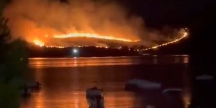Zjarr gjatë natës në zonën e Gjirit të Hartës në Ksamil