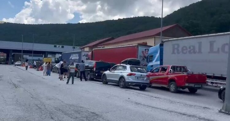 Kaos në kufi me Greqinë, sistemi doganor grek ndërpritet papritur