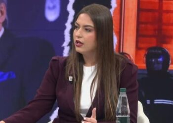 Deputetja e PS për protestuesit: Sorrat anti-shqiptarë dolën sot në origjinë. Nuk e duan integrimin në BE!