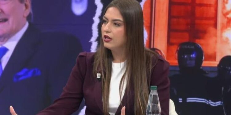 Deputetja e PS për protestuesit: Sorrat anti-shqiptarë dolën sot në origjinë. Nuk e duan integrimin në BE!