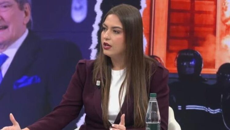 Deputetja e PS për protestuesit: Sorrat anti-shqiptarë dolën sot në origjinë. Nuk e duan integrimin në BE!