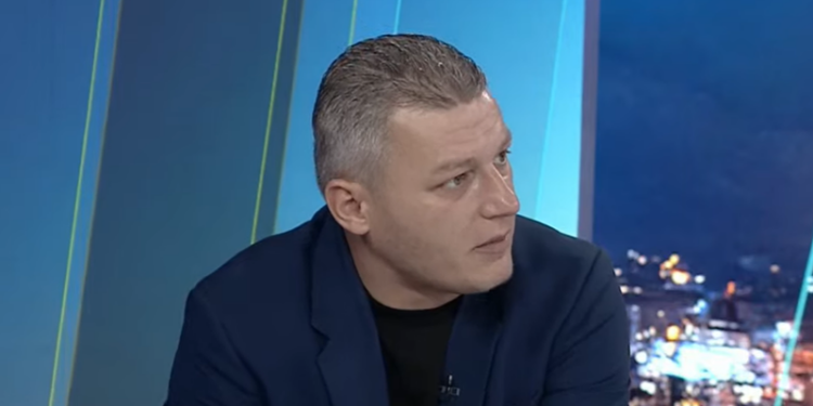 Këshilltari i PS: Qytetarët nuk ngriheshin më përpara sepse qeveria s’të dëgjonte. Sot shteti është në nivel më demokratik