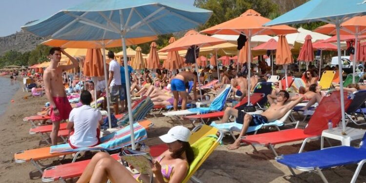 Shqiptari vjedh një makinë dhe një shtëpi në Greqi, pas ngjarjes kapet mat duke bërë plazh