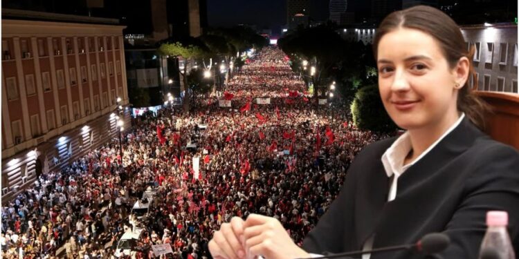Komentet në rrjet/ Zegjine Çaushi e shqetësuar: Nuk mund t’i mohohet askujt e drejta për të pirë kafe! Mos i intimidoni njerëzit