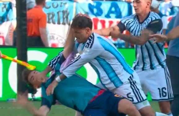 VIDEO/ E shëmtuar pas finales së Botërorit, Paredes përplaset keq me lojtarët e Spanjës