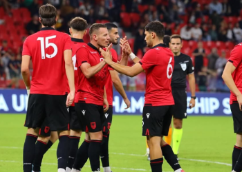 ZYRTARE/ Ka luajtur një ndeshje me Panathinaikos, mesfushori prezantohet nga klubi i Superiores