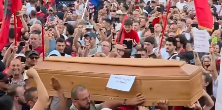 “Arkivoli nuk është poezi”, Erion Braçe: Bulevardi i Tiranës sot, neveri! Shqipëria me këtë pamje është ekstremiste (VIDEO)