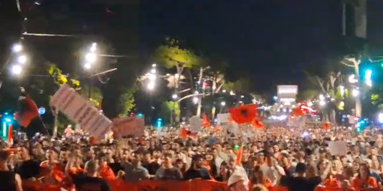 Dita e 42-të e protestës, qytetarët nisin marshimin në rrugët e Tiranës