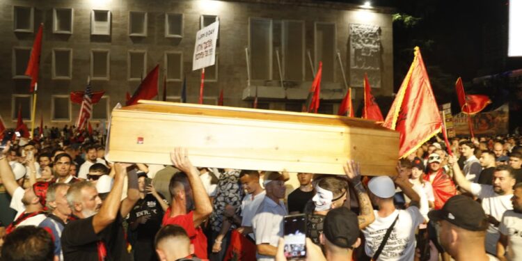 Arkivoli në protestë, Çuçi: Akt i turpshëm që fyen traditën shqiptare. Skena si këto i kemi parë vetëm në regjimin e ajatollahëve